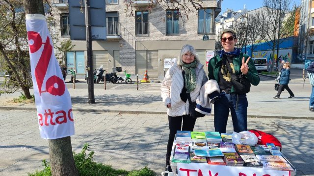 Deux militantes tiennent le stand d'Attac PNO
